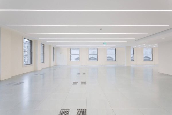 1-31 Minimalist office design with uniform flooring, large windows enhancing daylight, and intelligent ceiling lighting strips creating a clean, modern atmosphere.